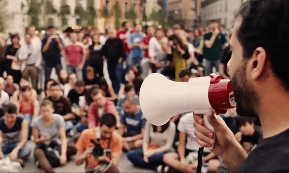 “O Paradoxo da Democracia” busca reflexões sobre política e sociedade.